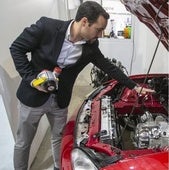 Juan Garrido, impulsor de la firma, muestra el motor e-REX.