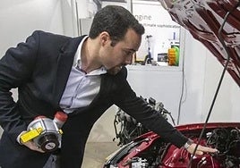 Juan Garrido, impulsor de la firma, muestra el motor e-REX.