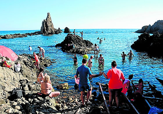 Turistas, fotografiados en Cabo de Gata, uno de los destinos más publicados entre los blogueros que visitan Almería en verano.