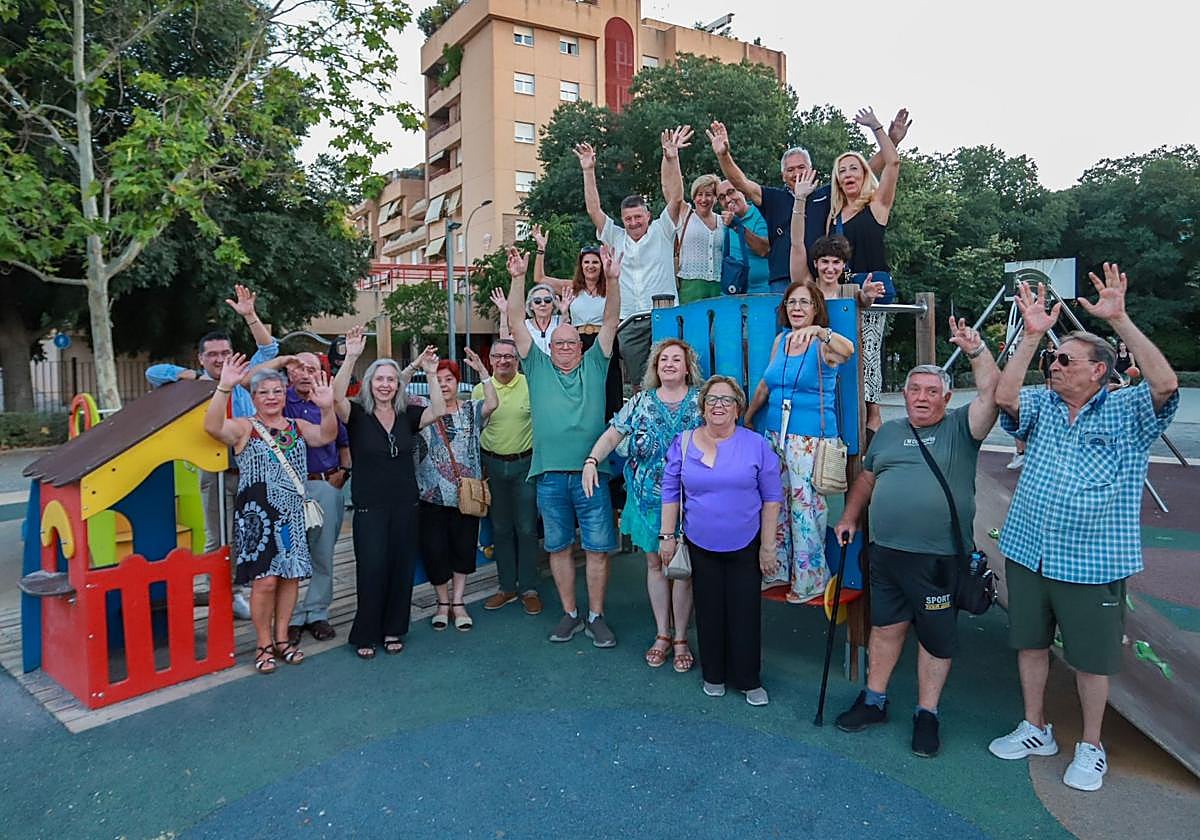 Vecinos del Zaidín reunidos en el parque Carlos Cano del barrio.