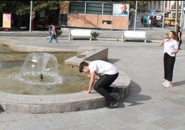 Un joven se refresca en la fuente de la plaza de la Constitución de Jaén, en una imagen de archivo.