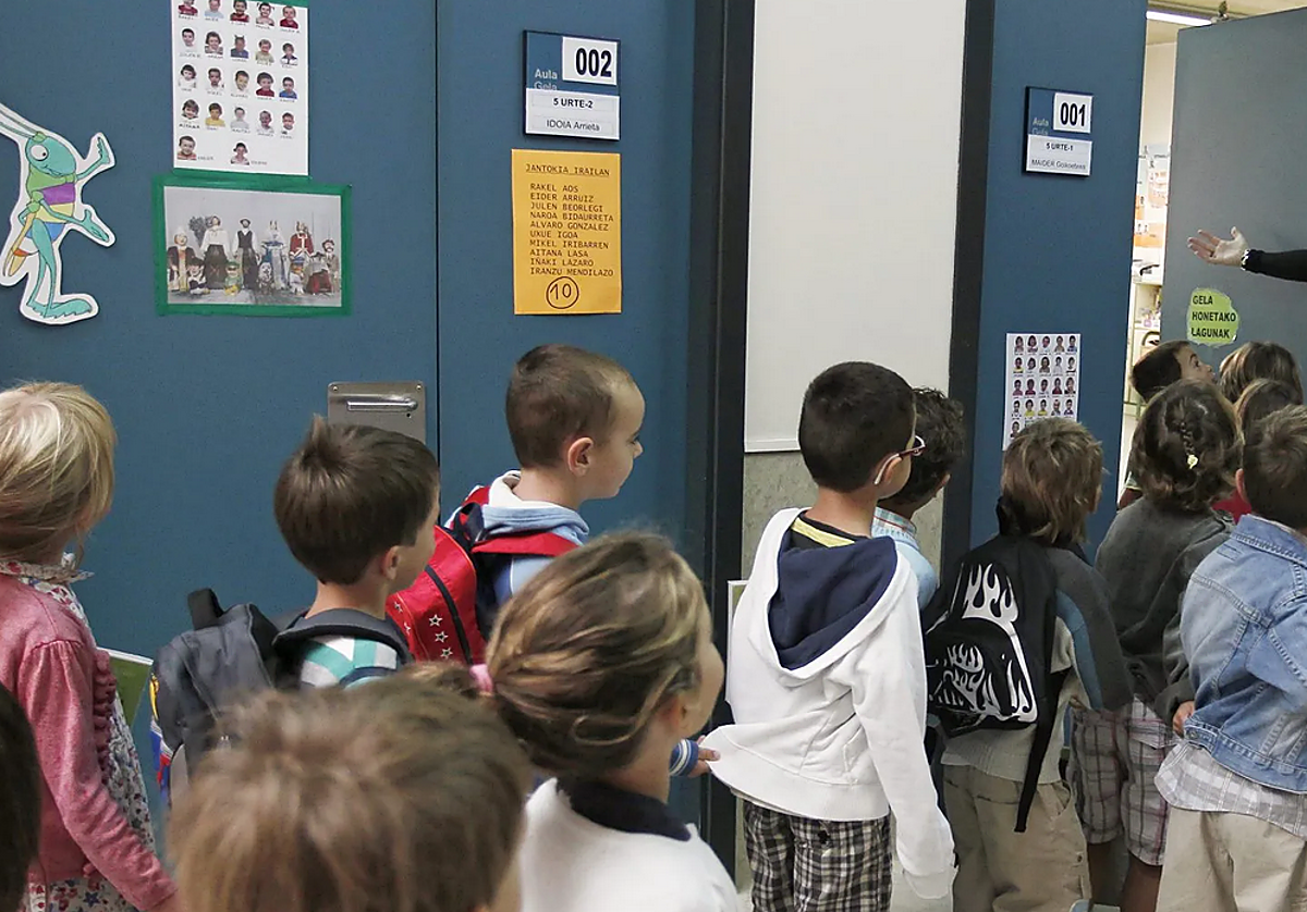 Niños entrando en un colegio