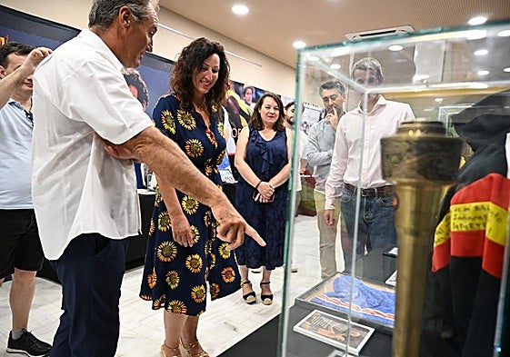 La alcaldesa de Almería, María del Mar Vázquez, acudió a la presentación de la exposición.