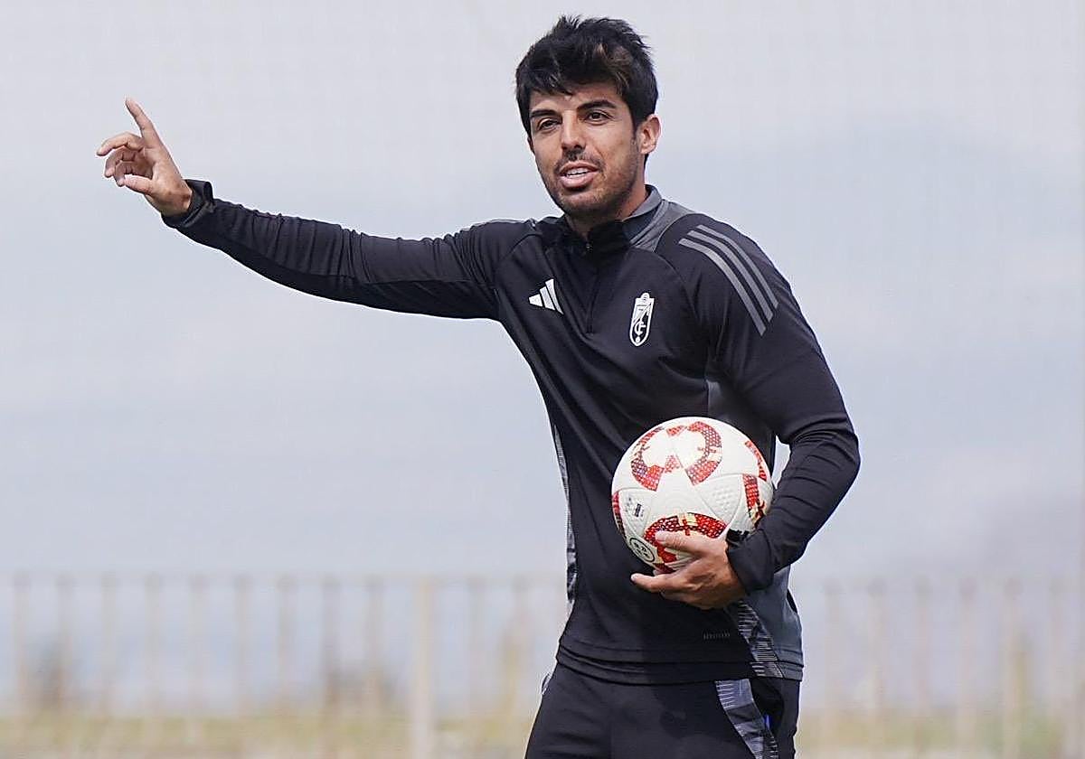 Adolfo Martínez dirige un entrenamiento del Granada C en la Ciudad Deportiva del club.