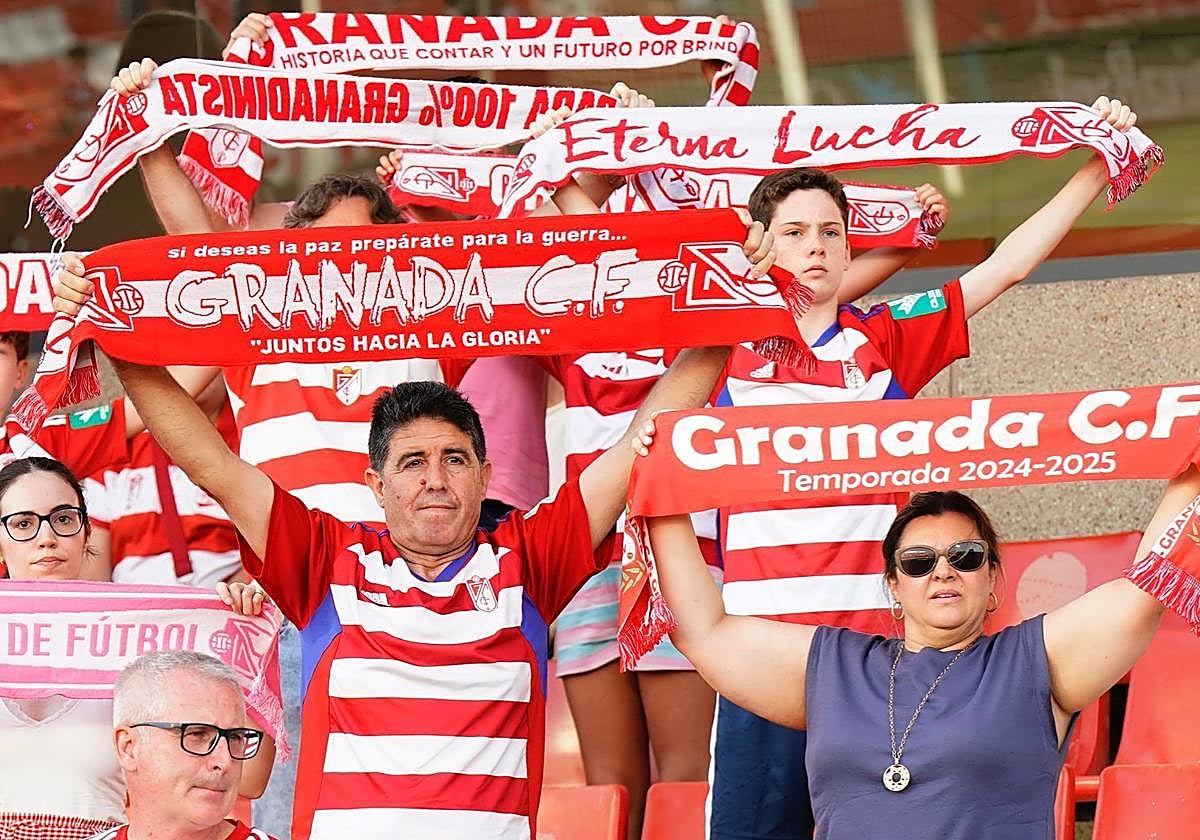Aficionados del Granada despliegan sus bufandas antes del trofeo.