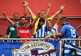 Aficionados del Deportivo durante su última visita a Los Cármenes.