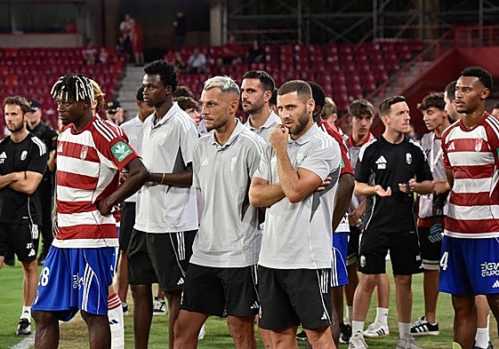 Los futbolistas del Granada asisten a la entrega del trofeo al Al Ain.