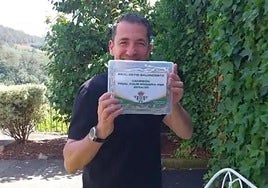 Gonzalo Garcái de Vitoria recibe una placa del Betis por su ascenso a la élite.