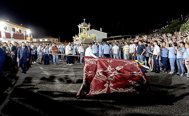 Volteo de banderas al paso de la imagen.