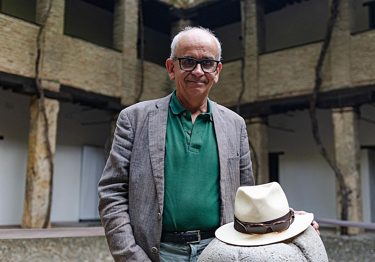 Paolo Pinamonti, director del Festival de Música y Danza, en el Corral del Carbón. Las gafas las lleva puestas su sombrero.