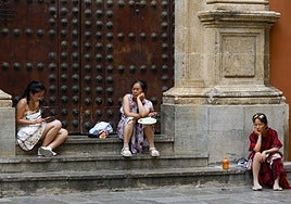 Tres turistas descansando en los escalones