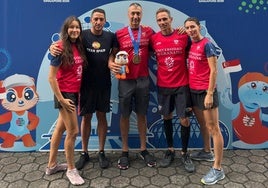 El campeón posa con la medalla junto a sus compañeros de UGR.