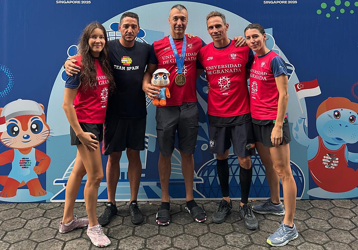 El campeón posa con la medalla junto a sus compañeros de UGR.