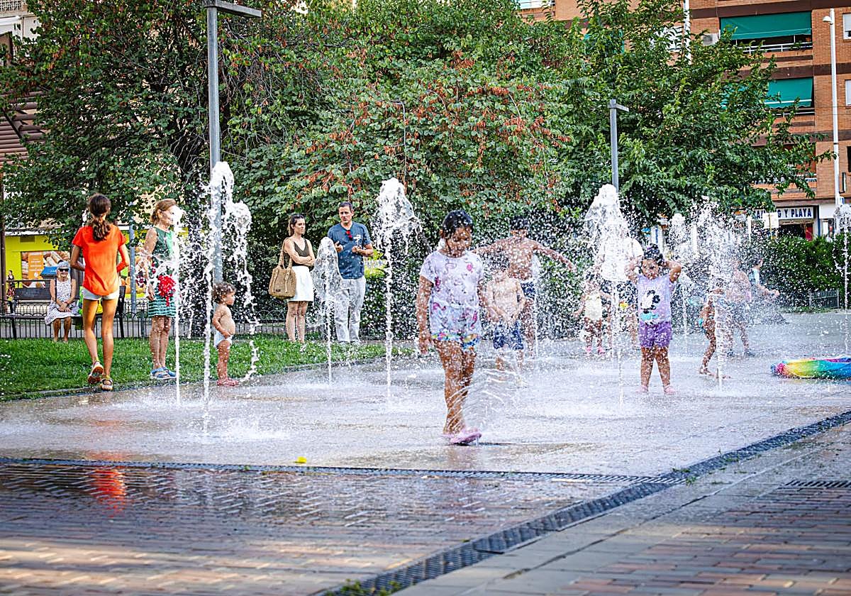 Un grupo de niños se divierte en la fuente de la Hípica.