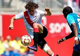 Diego Hormigo controla un balón durante un partido con el Sevilla Atlético.