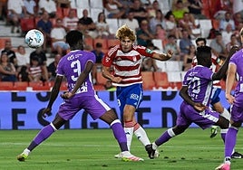 Jorge Pascual arma un disparo desde dentro del área durante su debut con el Granada frente al Al Ain.
