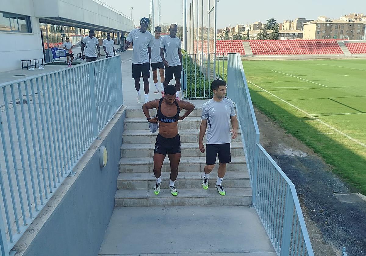 Pau Casadesús sale a entrenar junto al resto de sus compañeros.