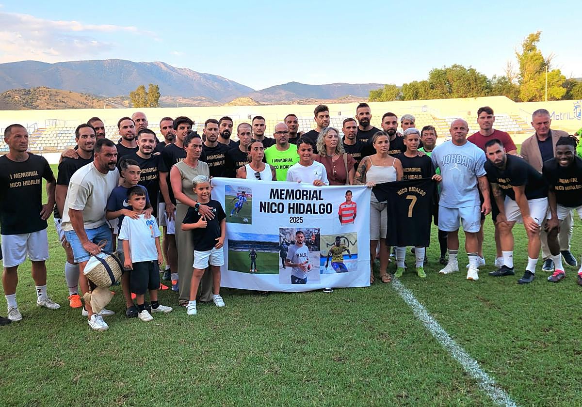 Familiares y excompañeros de Nico Hidalgo, junto a las autoridades, antes del memorial.