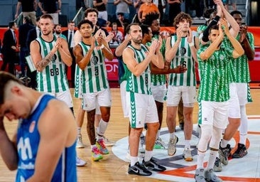 Los jugadores del Betis aplauden a los aficionados tras lograr el ascenso a la Liga Endesa en Madrid.