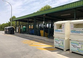 Unos contenedores para distintos elementos.