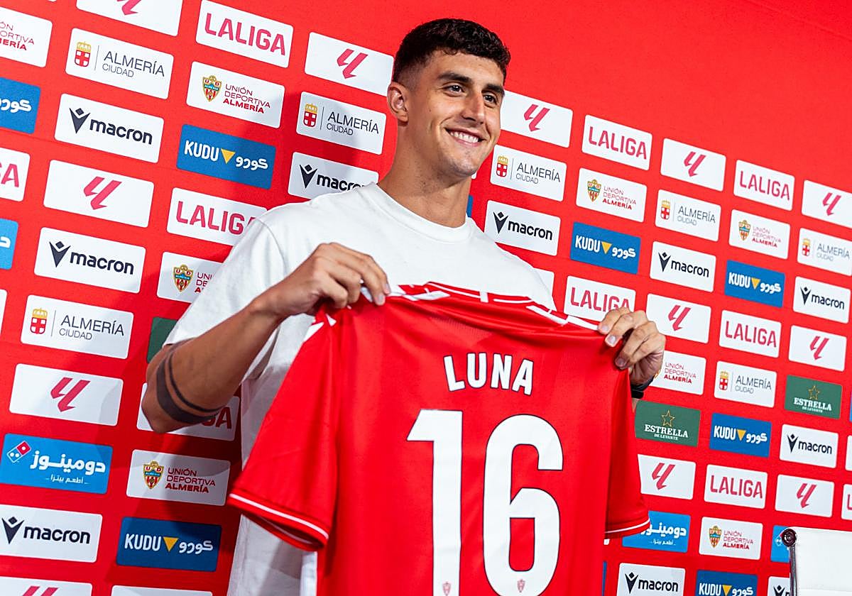 Luna posando con la camiseta del Almería en sala de prensa