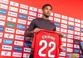 Chirino posando con la camiseta durante su presentación