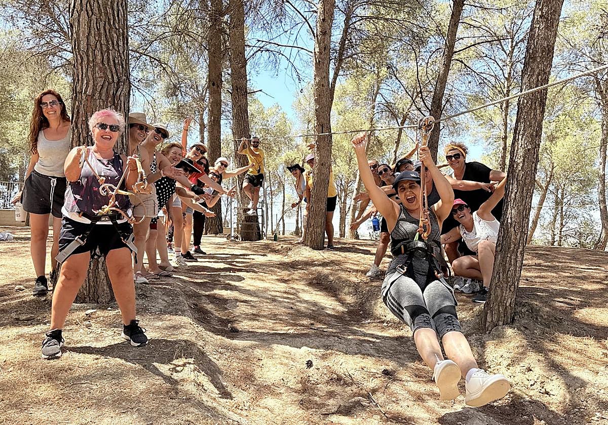 La tirolina, una de las actividades estrella del campamento.