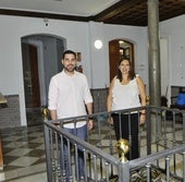 El alcalde de Dúrcal, Julio Prieto, y la teniente de alcalde, Elena Megías, en el patio de las antiguas Escuelas de Balina de Dúrcal, un inmueble del siglo XIX