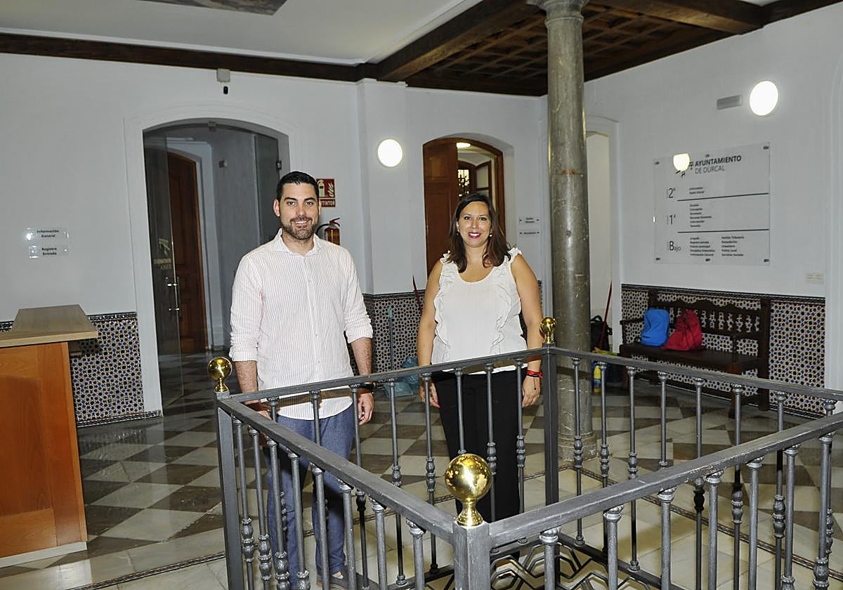 El alcalde de Dúrcal, Julio Prieto, y la teniente de alcalde, Elena Megías, en el patio de las antiguas Escuelas de Balina de Dúrcal, un inmueble del siglo XIX