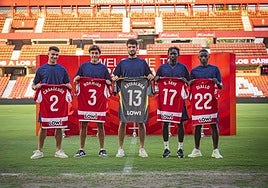 Diego Hormigo acompaña a Pau Casadesús, Ander Astralaga, Souleymane Faye y Baïla Diallo.