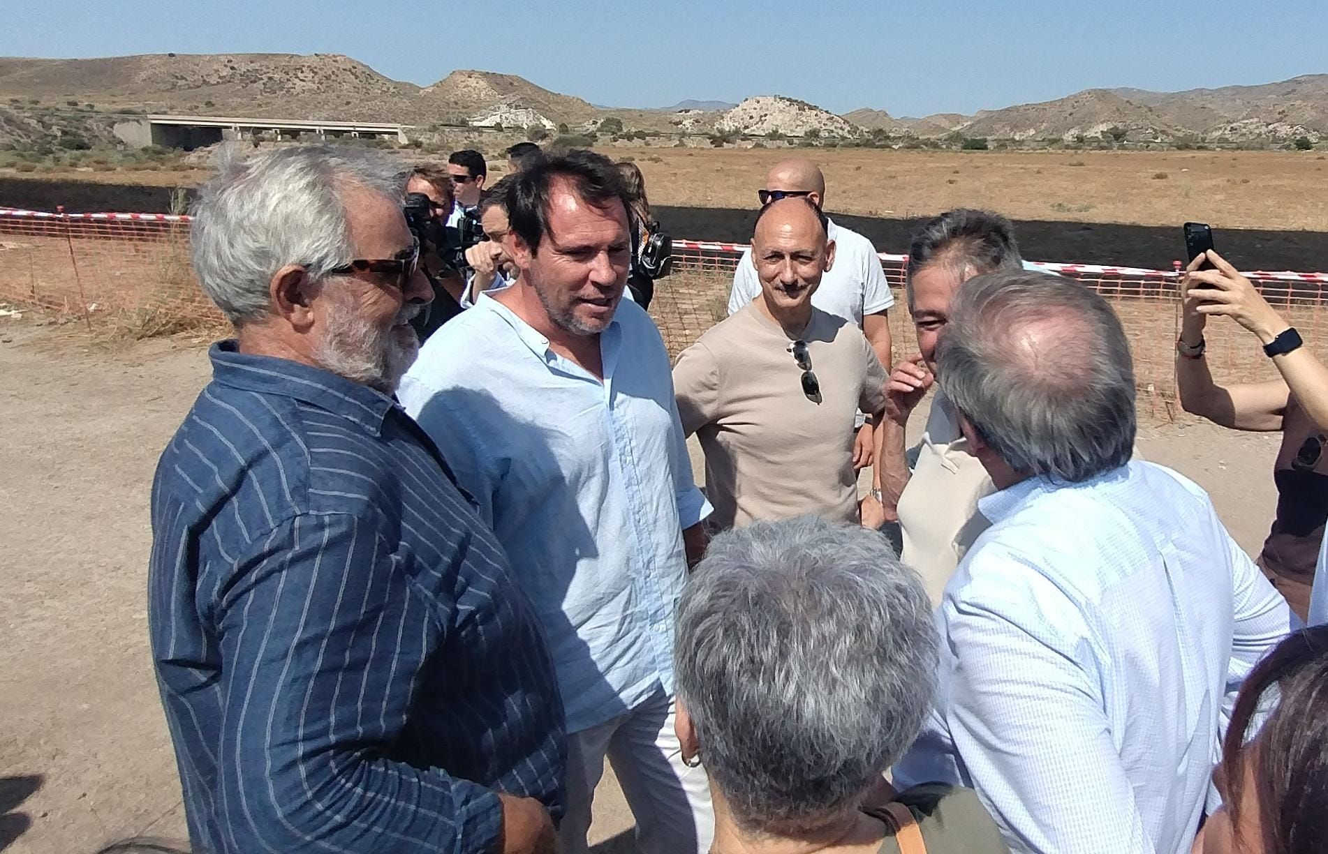 Óscar Puente, con representantes de la Mesa del Ferrocarril de Almería.
