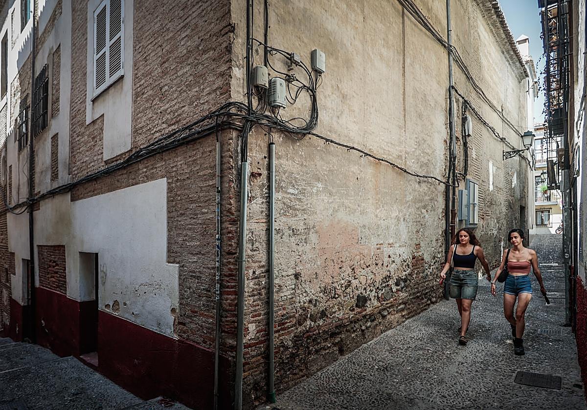 Calle del Albaicín con cableado a la vista