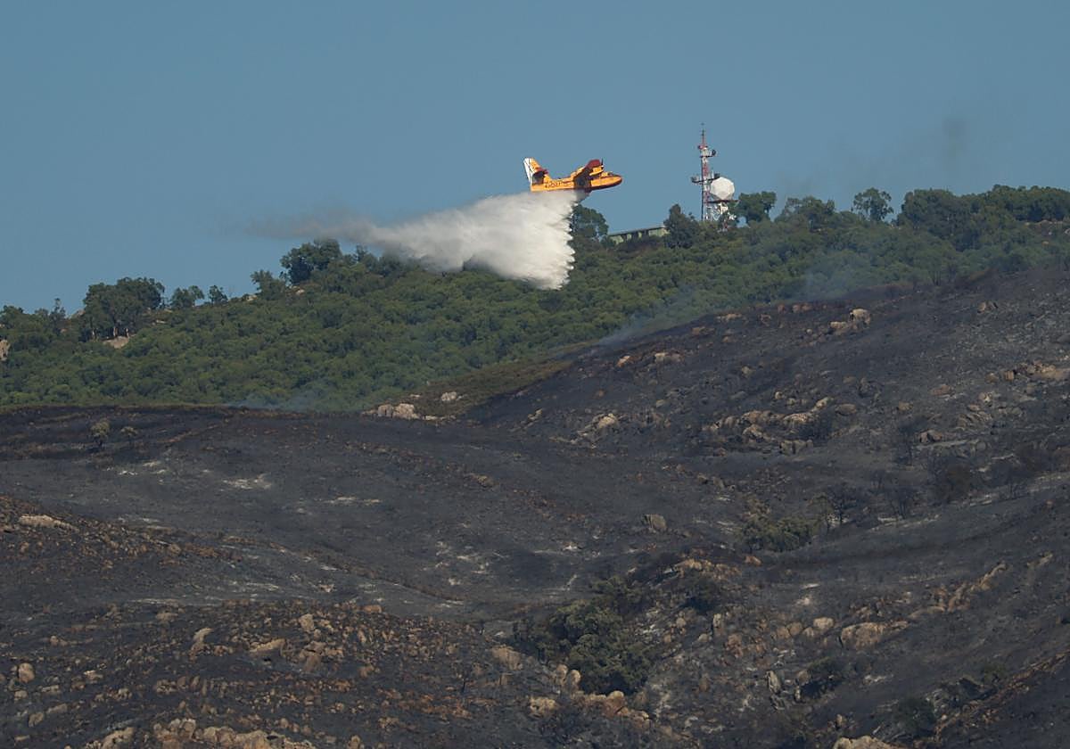 Un hidroavión trabaja en las labores de extinción del incendio que afecta a la Sierra de la Plata, en Tarifa