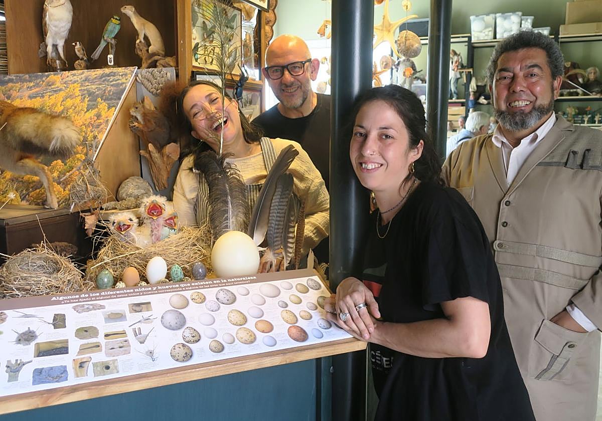 Los artífices de 'Animales invisibles' posan junto a los muy inquietos pájaros.