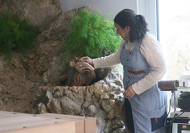 Yanisbel Martínez acaricia al 'vecino' que burlaba a las cámaras nocturnas.