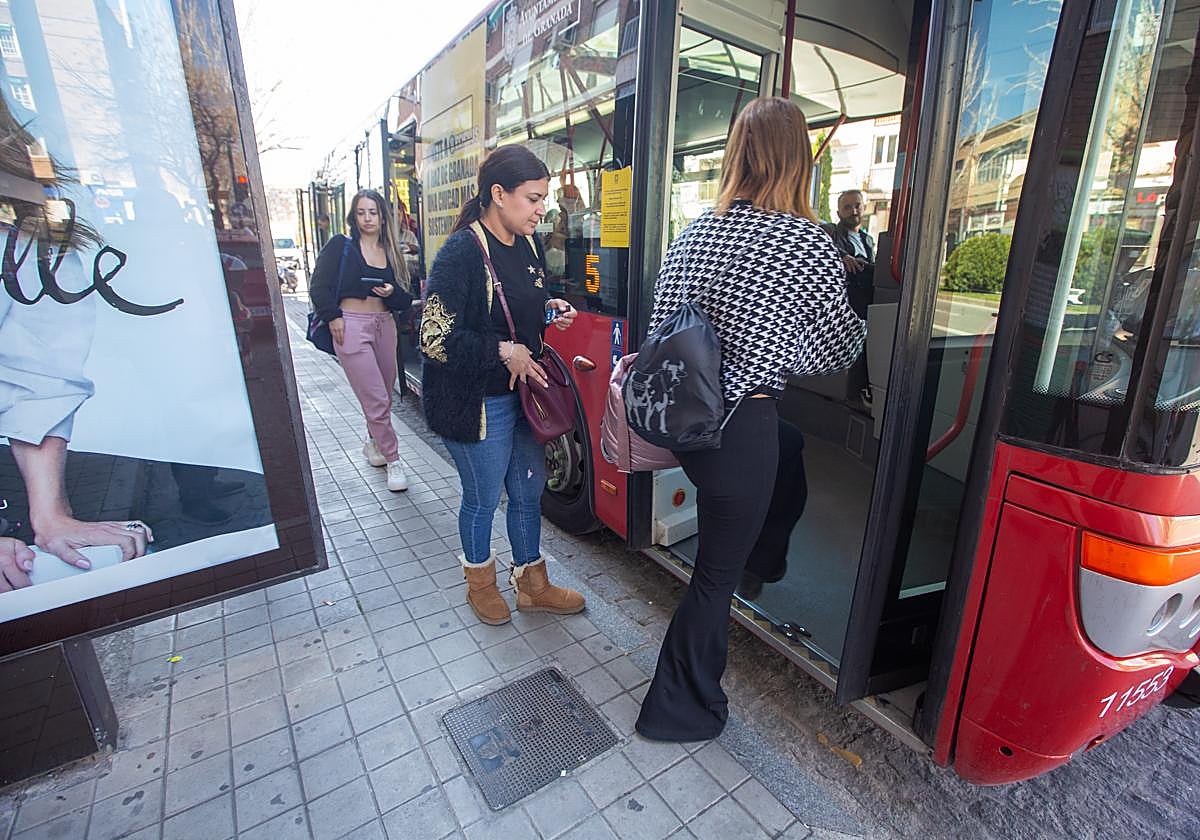 El Gobierno ratifica las ayudas a Andalucía y a 20 entidades locales para descuentos en el transporte público
