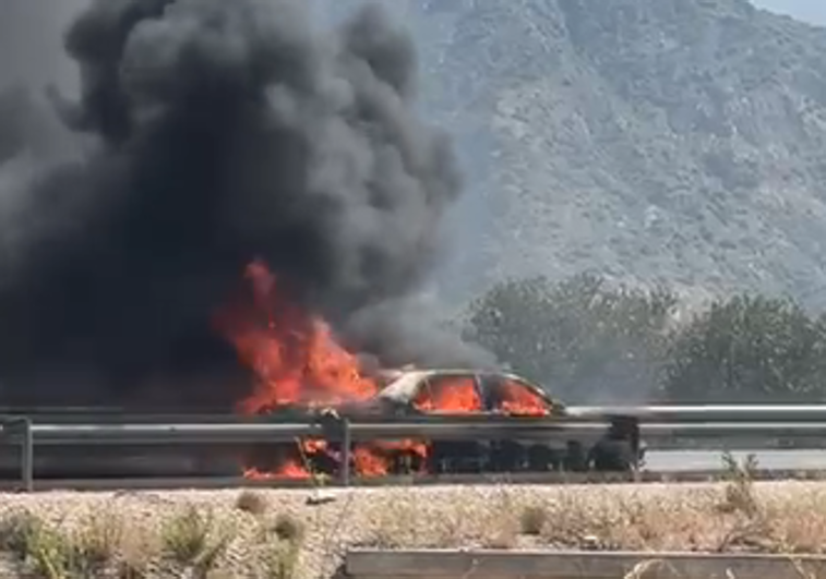 Un coche ardiendo provoca grandes atascos en la autovía de la Costa