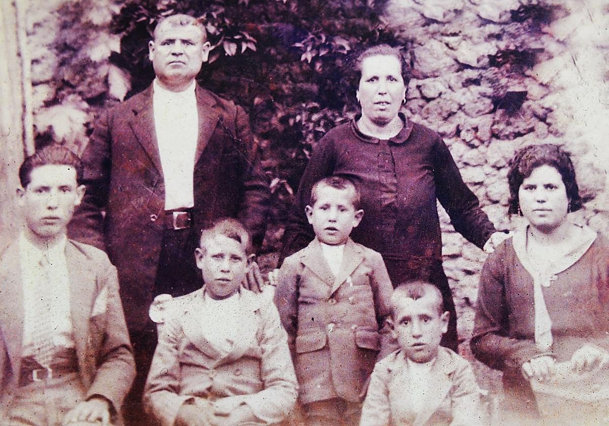Ramón 'El Sillero, su esposa Ana y sus cinco hijos en Dúrcal, hace 90 años.