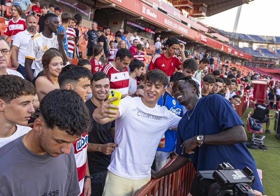 Souleymane Faye posa para los aficionados del Granada durante su presentación.