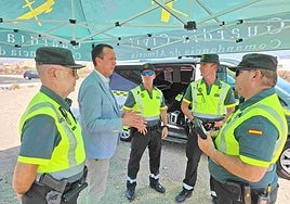 Visita del subdelegado del Gobierno a un control de Guardia Civil en el Dreambeach.