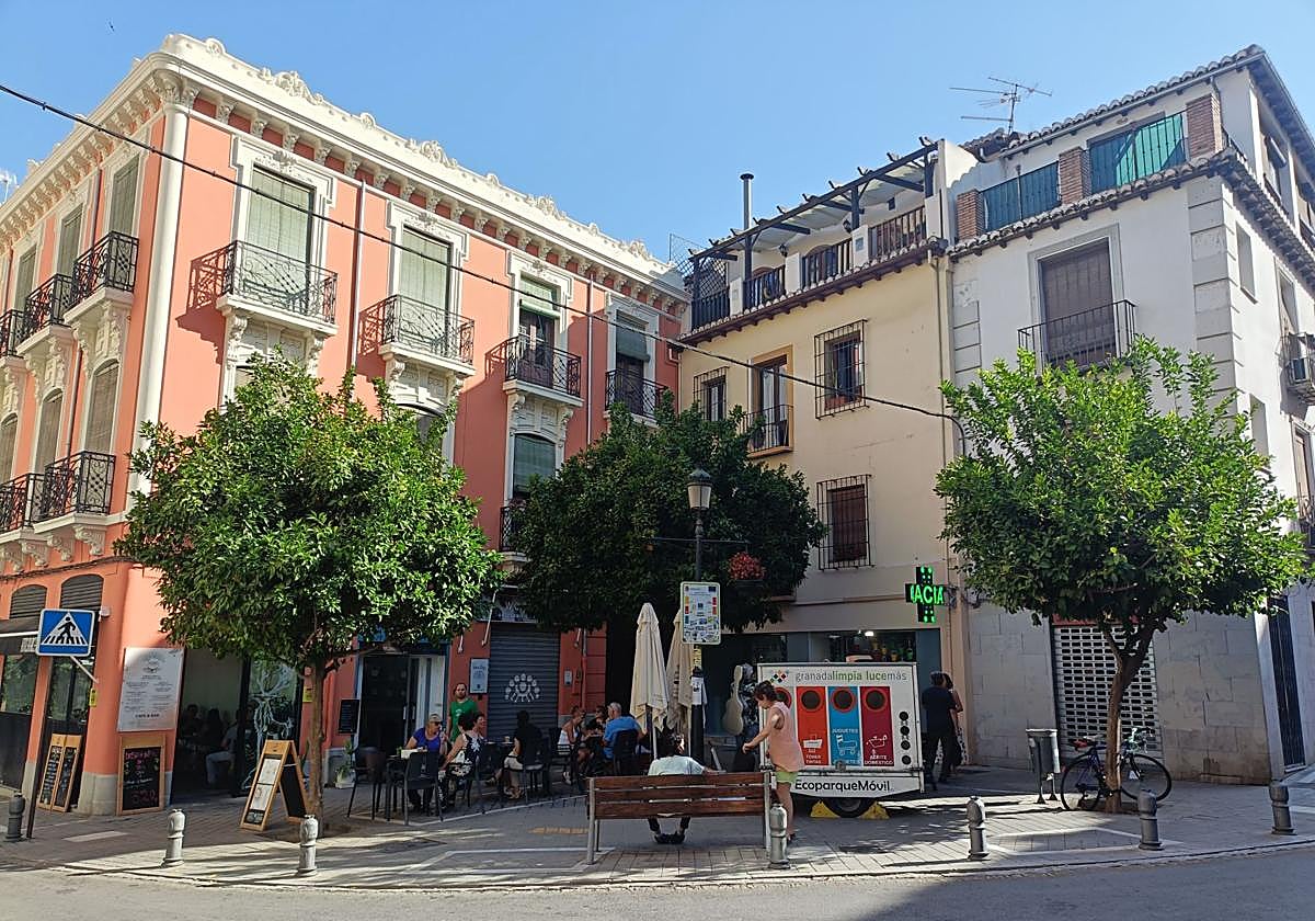 La Plaza del Realejo condensa en unos pocos metros cuadrados la esencia del barrio