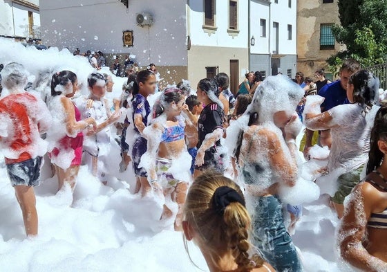Fiesta de la espuma en Santisteban del Puerto.