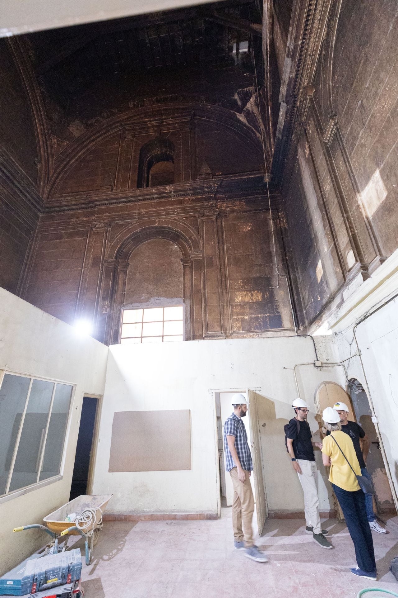 Imagen de la casa del campanero donde se observa la altura del techo y los muros ennegrecidos.