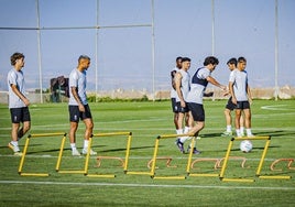 Diego Hormigo juega un balón con Pau Casadesús tras él.