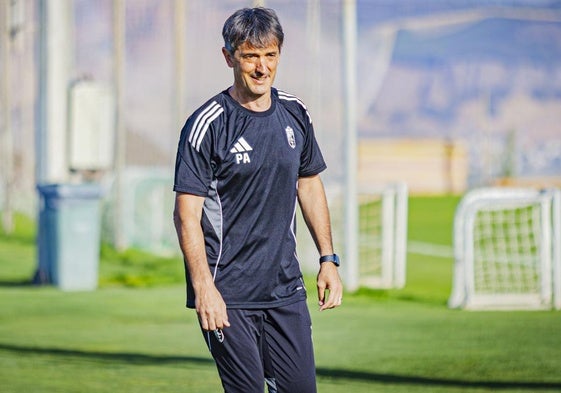 Pacheta sonríe durante el último entrenamiento del Granada.