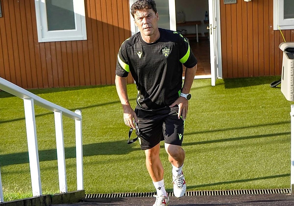 Rubi sube una escalera; el vilarense quiere hacer subir a Primera al Almería.