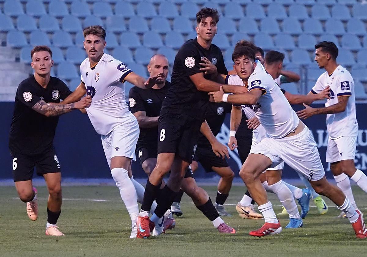 El Real Jaén destiló buen fútbol durante los primeros 45 minutos del encuentro.