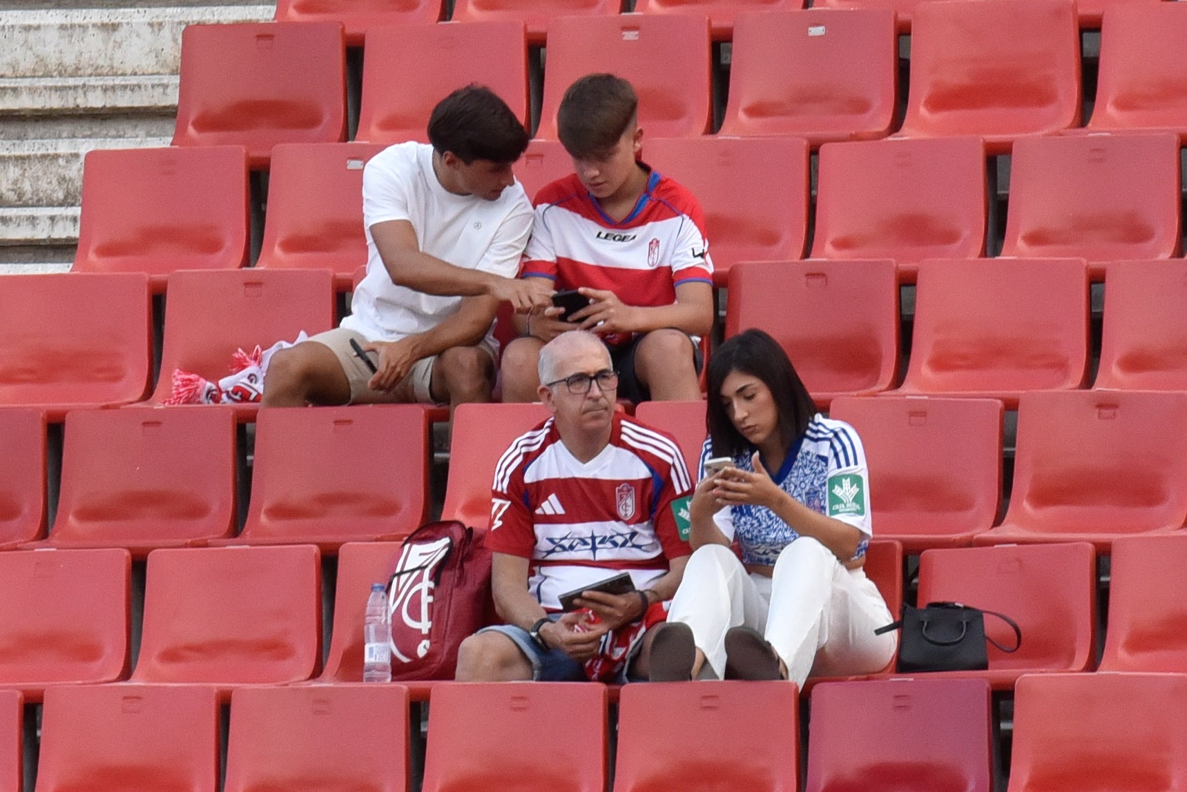 Encuéntrate en la grada del Granada-Depor