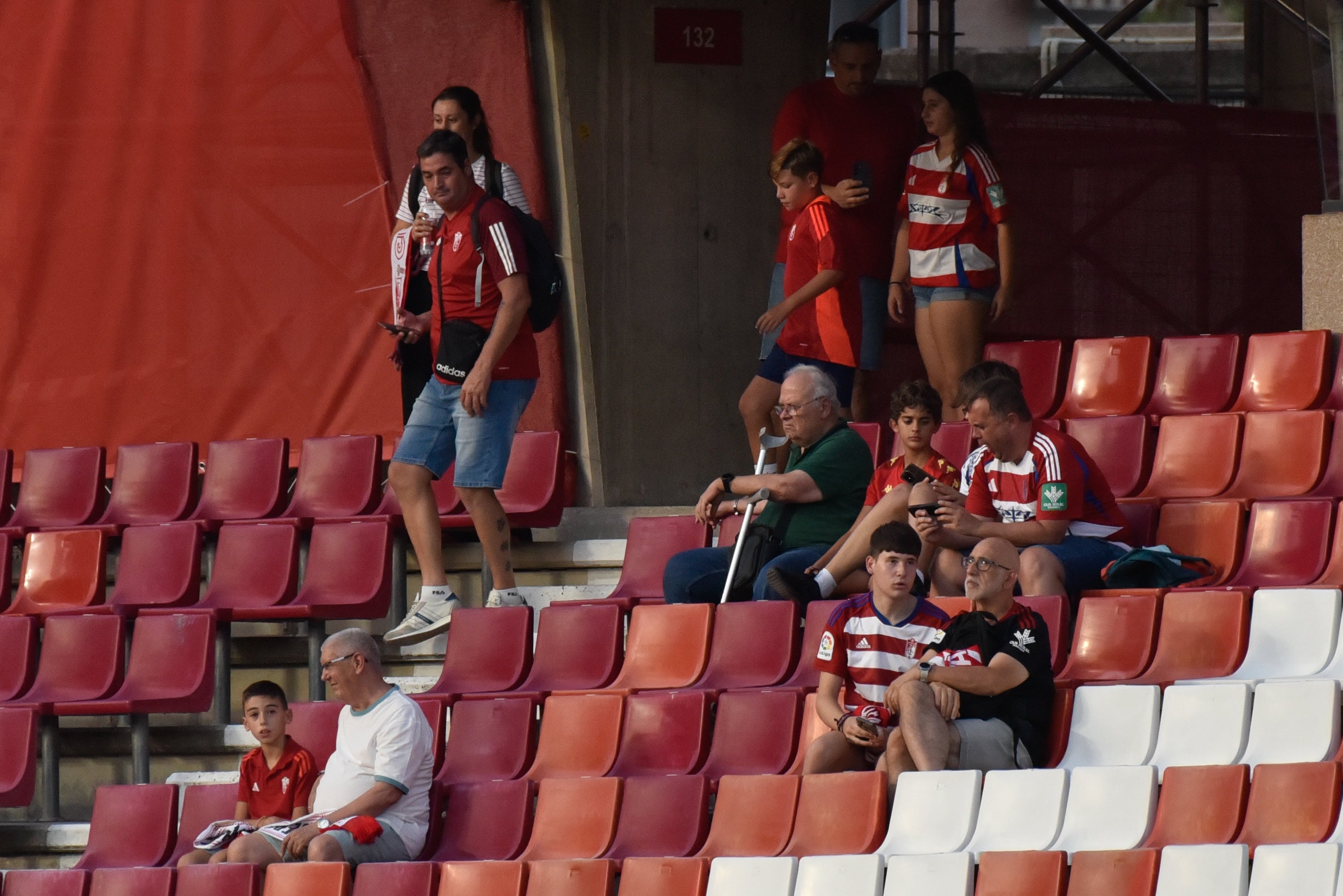 Encuéntrate en la grada del Granada-Depor