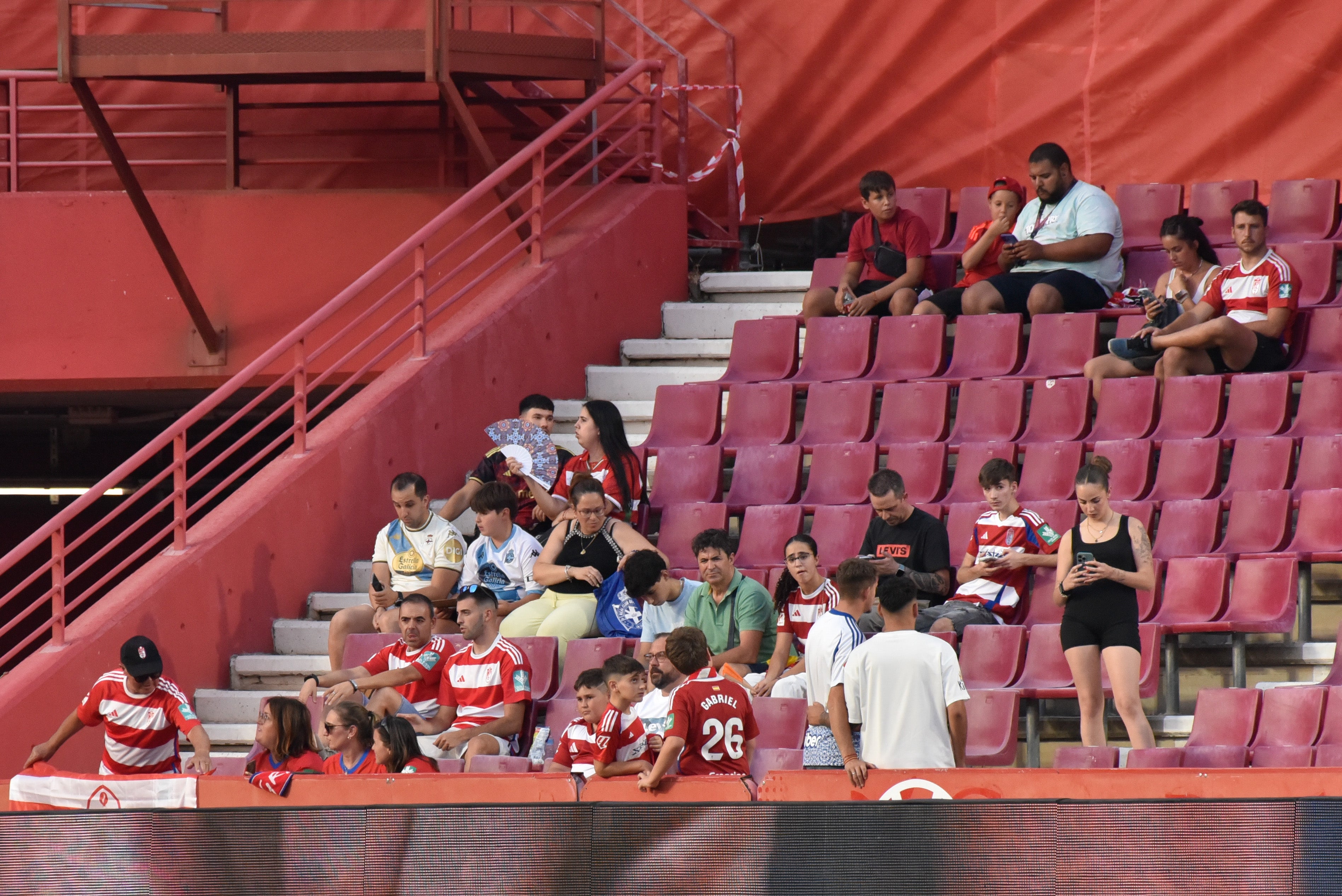 Encuéntrate en la grada del Granada-Depor